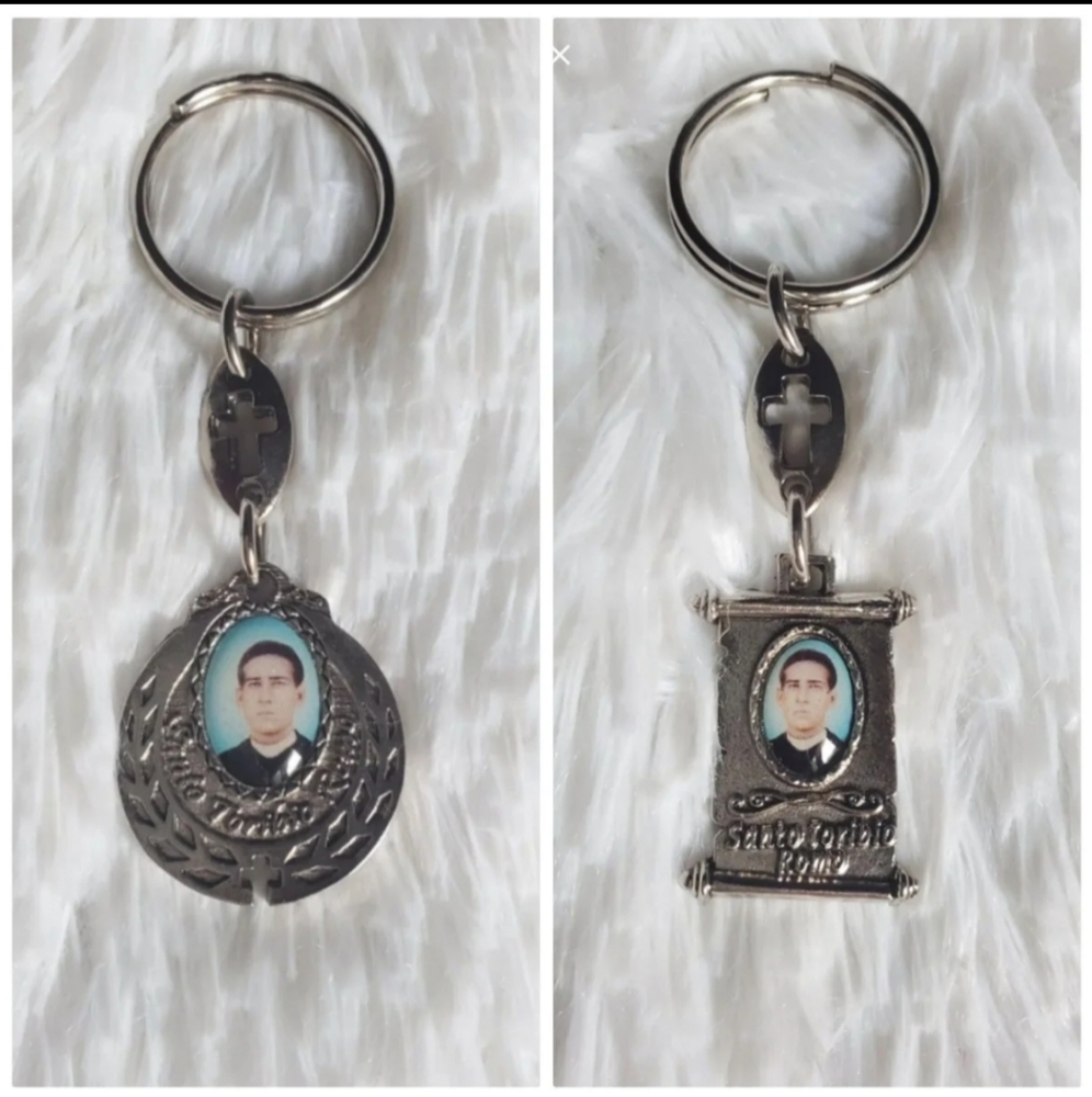 2-Pieces Toribio Romo Keychains
